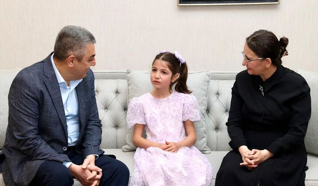 Umre hayali gerçekleşen depremzede Hazal, Mersin Valisi Atilla Toros'u ziyaret etti