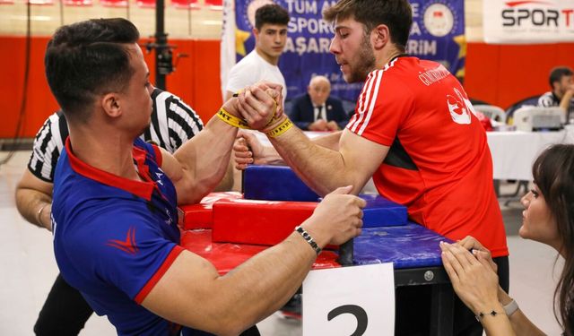 Üniversiteler Arası Bilek Güreşi Türkiye Şampiyonası Burdur'da başladı
