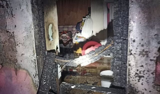Yayladağı ilçesinde evde çıkan yangında 2 kişi dumandan etkilendi