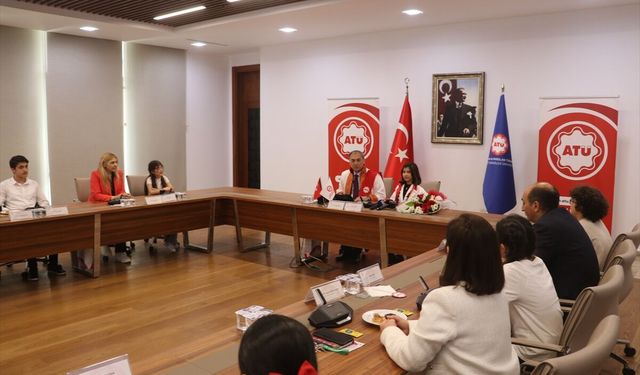 Adana ATÜ Rektörü Prof. Dr. Sözen ve senato üyeleri koltuklarını çocuklara bıraktı