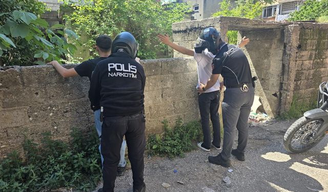 Adana metruk binalarda uyuşturucu denetimi yapıldı