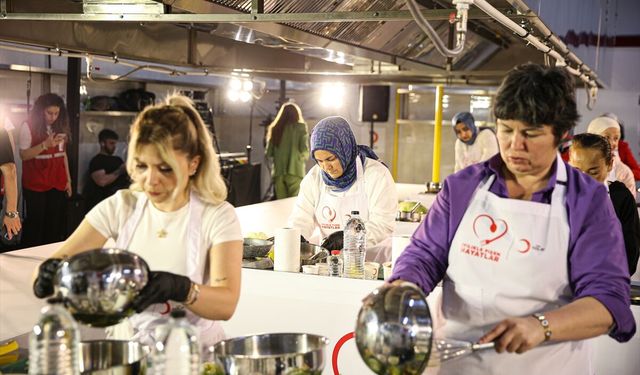 Adana'da depremzede kadınlar aşçılık eğitimi aldı