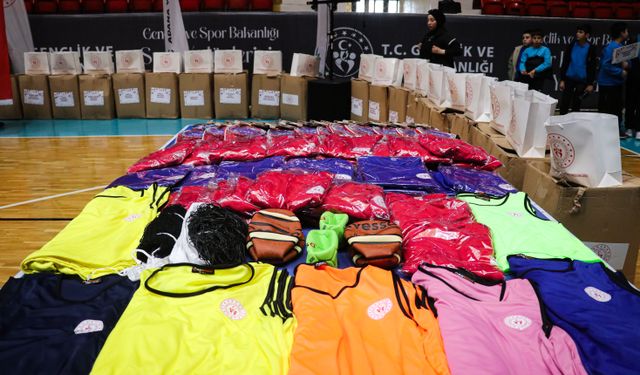 Adana'da okul kulüpleri ile sporculara malzeme desteği