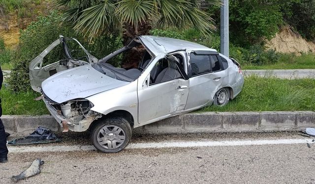 Adana'da refüjdeki ağaçlara çarpan otomobildeki 3 kişi yaralandı
