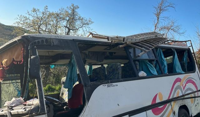 Adana'da tarım işçilerini taşıyan midibüsün devrildiği kazada 17 kişi yaralandı