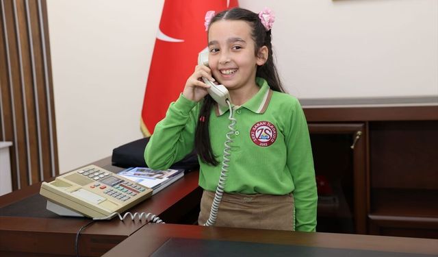 Akdeniz Belediyesinde başkanlık koltuğuna ilkokul öğrencisi oturdu