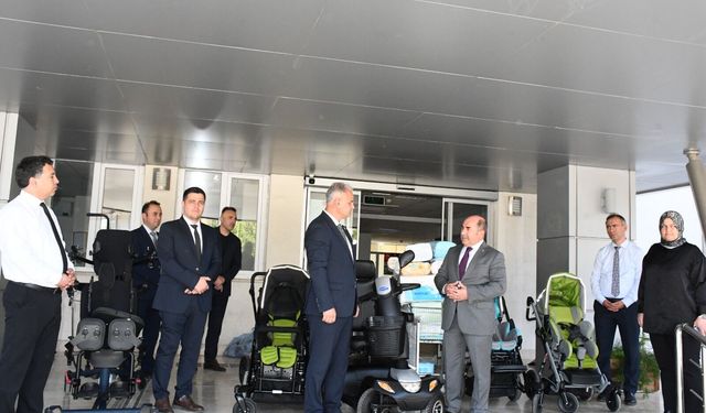 Antalya'da ihtiyaç sahiplerine engelli aracı ve bebek arabası bağışı yapıldı