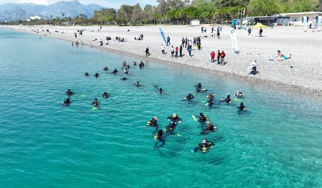 Antalya'da Konyaaltı Sahili'nde deniz dibi ve kıyı temizliği yapıldı