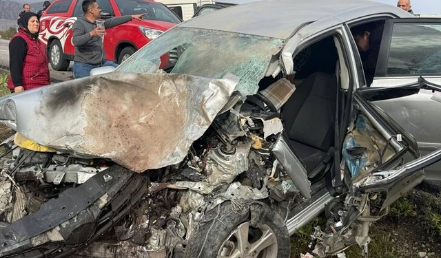 Antalya'da tır ile otomobilin çarpışması sonucu 2 kişi yaralandı