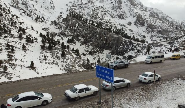 Antalya'nın Alacabel mevkisinde etkili olan kar yağışı ulaşımı aksattı