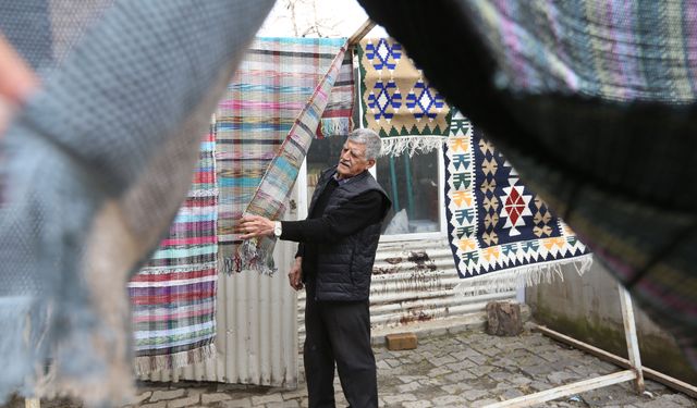 Atölyeye çevirdiği evinin garajında eşiyle atık kumaşları kilime dönüştürüyor