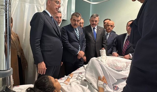 Bakanlar Kahramanmaraş'taki silahlı saldırıda yaralananları ziyaret etti