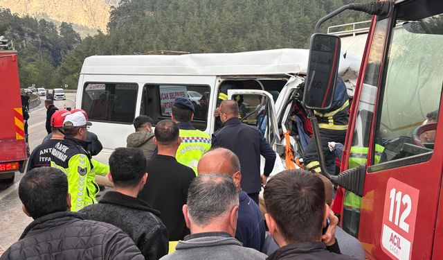Burdur'da minibüsle beton mikserinin çarpışması sonucu 6 kişi öldü, 4 kişi yaralandı