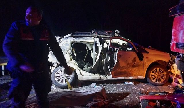 Burdur'da otomobil ile kamyonun çarpıştığı kazada 1 kişi öldü, 5 kişi yaralandı