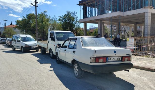 Burdur'da park halindeki kamyonete çarpan otomobilin sürücüsü yaralandı
