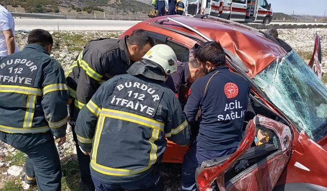Burdur'da şarampole devrilen otomobildeki 2 kişi yaralandı