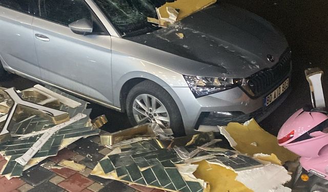 Düziçi’nde Fırtına Tabelalar Uçtu, Ağaçlar Yolları Kapattı