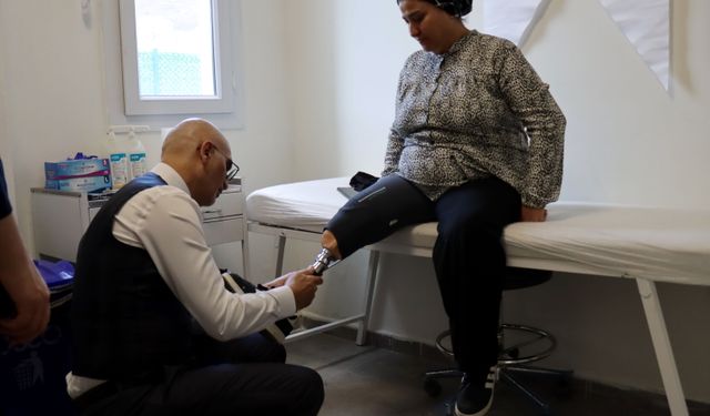 Enkaz altından çıkarılan Hataylı depremzede 3 yıl sonra protezle ayağa kalktı