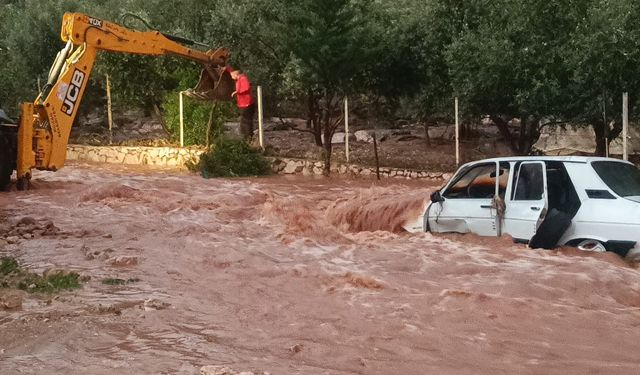GÜNCELLEME - Adana'nın Kozan ilçesinde sağanak ve dolu etkili oldu