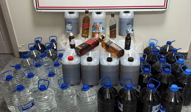 Hatay'da 410 litre kaçak içki ele geçirilen marketin sahibi gözaltına alındı