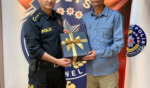 Hatay'da öğrencileri kapıda karşılayan polis memuru ödüllendirildi