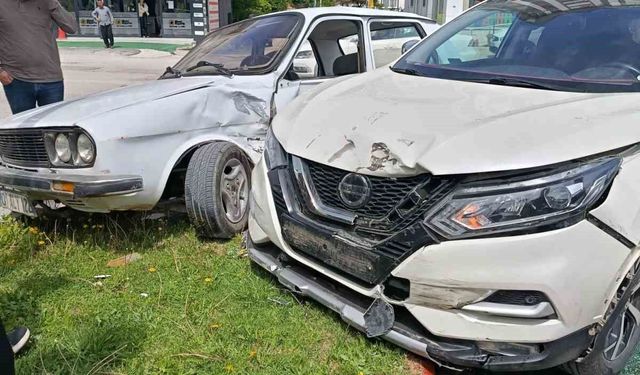 İki otomobilin çarpıştığı kaza anı kamerada