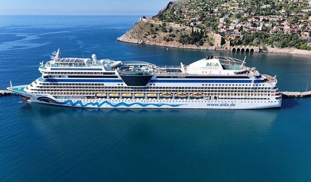 İtalya bayraklı kruvaziyer 'Aida Stella' Alanya Limanı'na demirledi