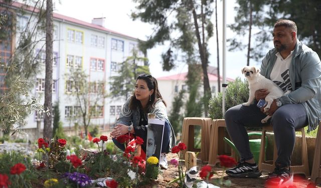 Kahramanmaraş'taki okul saldırısında hayatını kaybeden öğrenciler mezarları başında anılıyor