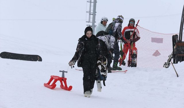 Kayak sezonu uzatılan Palandöken'de hafta sonu yoğunluğu yaşanıyor