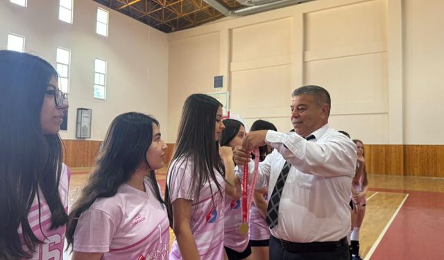 Kumluca'da düzenlenen okul sporları kızlar voleybol müsabakaları tamamlandı