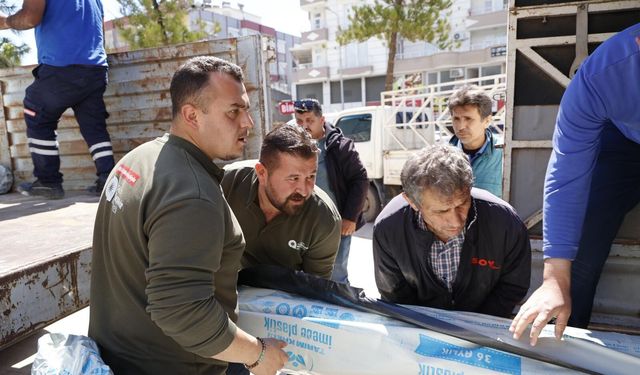 Kumluca'da hortumdan zarar gören seralar için üreticilere naylon desteği