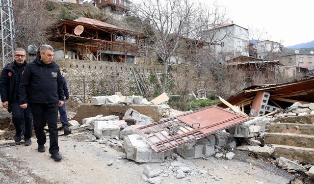 Mersin Valisi Atilla Toros, Mezitli ilçesinde heyelandan etkilenen mahalleyi inceledi