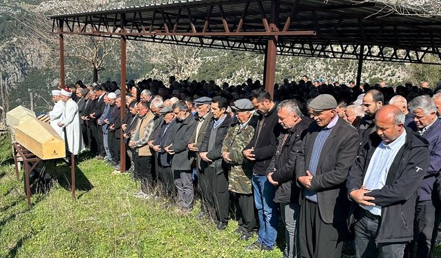 Osmaniye'de akrabası tarafından öldürülen gencin cenazesi toprağa verildi