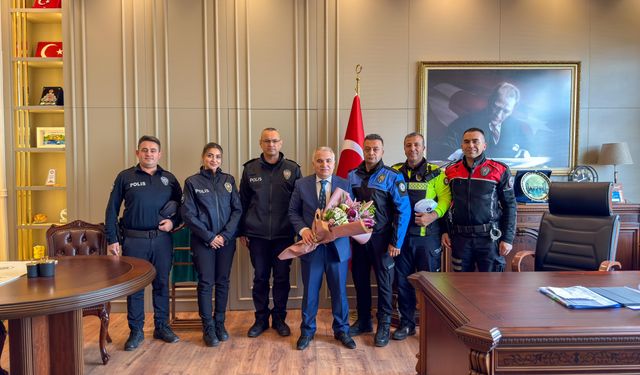 Polisler, Anamur Kaymakamı Kemal Duru'ya ziyarette bulundu