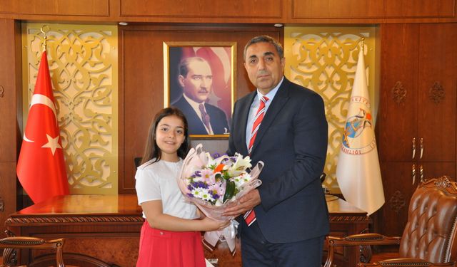 Silifke Kaymakamı Abdullah Aslaner, koltuğunu ilkokul öğrencisine devretti
