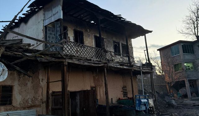 Tufanbeyli ilçesinde 2 katlı evde çıkan yangın söndürüldü