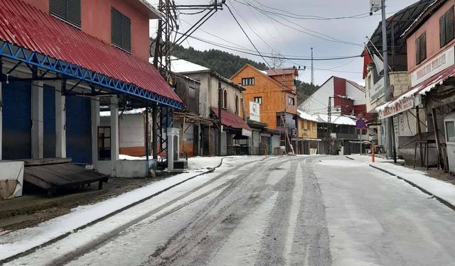 ZORKUN’DA NİSAN SÜRPRİZİ YAYLA BEYAZA BÜRÜNDÜ!