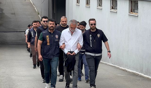 Adana merkezli yasa dışı bahis operasyonunda yakalanan 154 zanlı adliyede