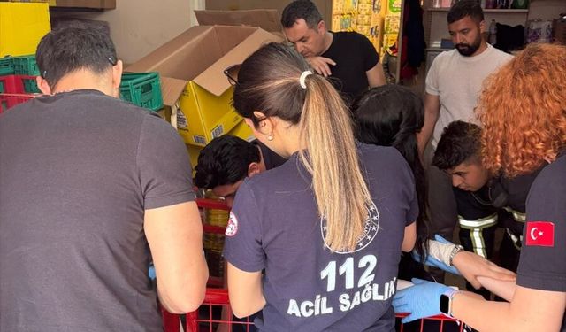 Adana'da ayağı asansör ile kabin boşluğu arasına sıkışan işçi kurtarıldı