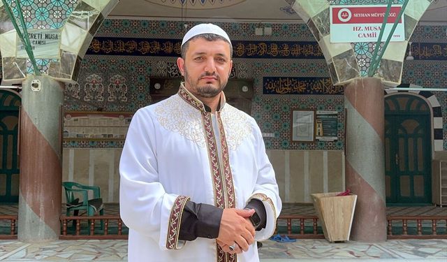 Adana'da camide kalp krizi geçiren kişinin imamın müdahalesiyle kurtulması kamerada