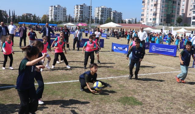 Adana'da çocuklar geleneksel oyunlarda final mücadelesi verdi