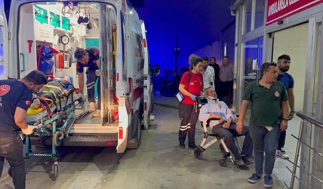 Adana'da traktörle otomobilin çarpıştığı kazada 4 kişi yaralandı