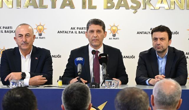 AK Parti'ye katılan Serik Belediye Başkanı ile meclis üyelerine rozetleri takıldı