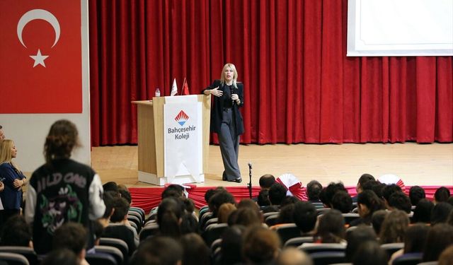 Akdeniz Üniversitesi Rektörü Özkan, öğrencilerle buluştu