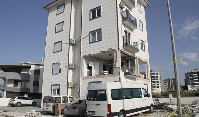 Antalya'da gaz sıkışması nedeniyle evde yaşanan patlamada 1 kişi yaralandı