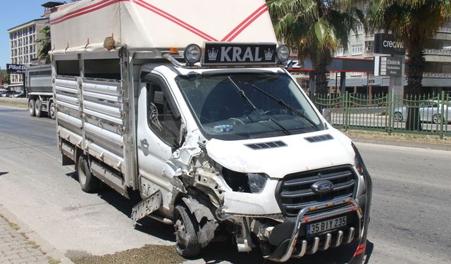 Antalya'da lastiği patlayan kamyonet kaza yaptı