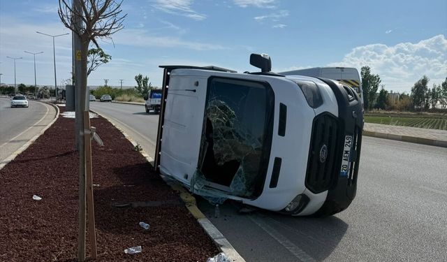 Antalya'da otomobil ile kamyonetin çarpıştığı kazada 7 kişi yaralandı