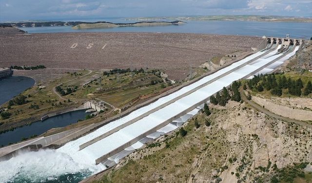 Atatürk Barajı'nda tahliye kapakları 7 yıl sonra açıldı