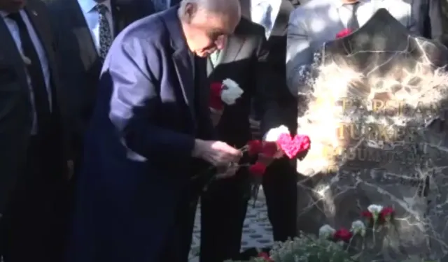 Bahçeli’den Türkeş’in Kabrine Ziyaret