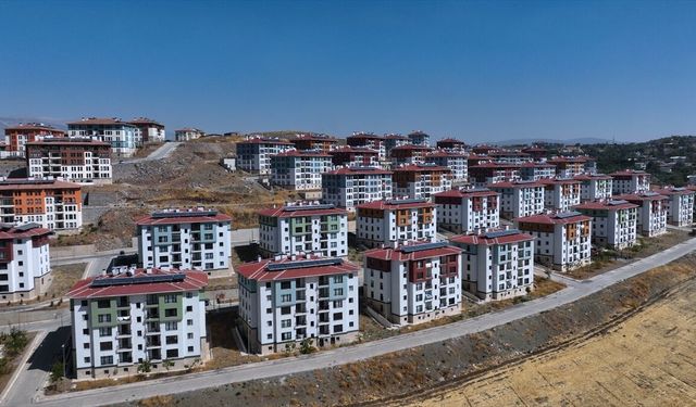 Bakan Kurum, depremzede ailenin yeni evlerindeki bayram sevincini paylaştı